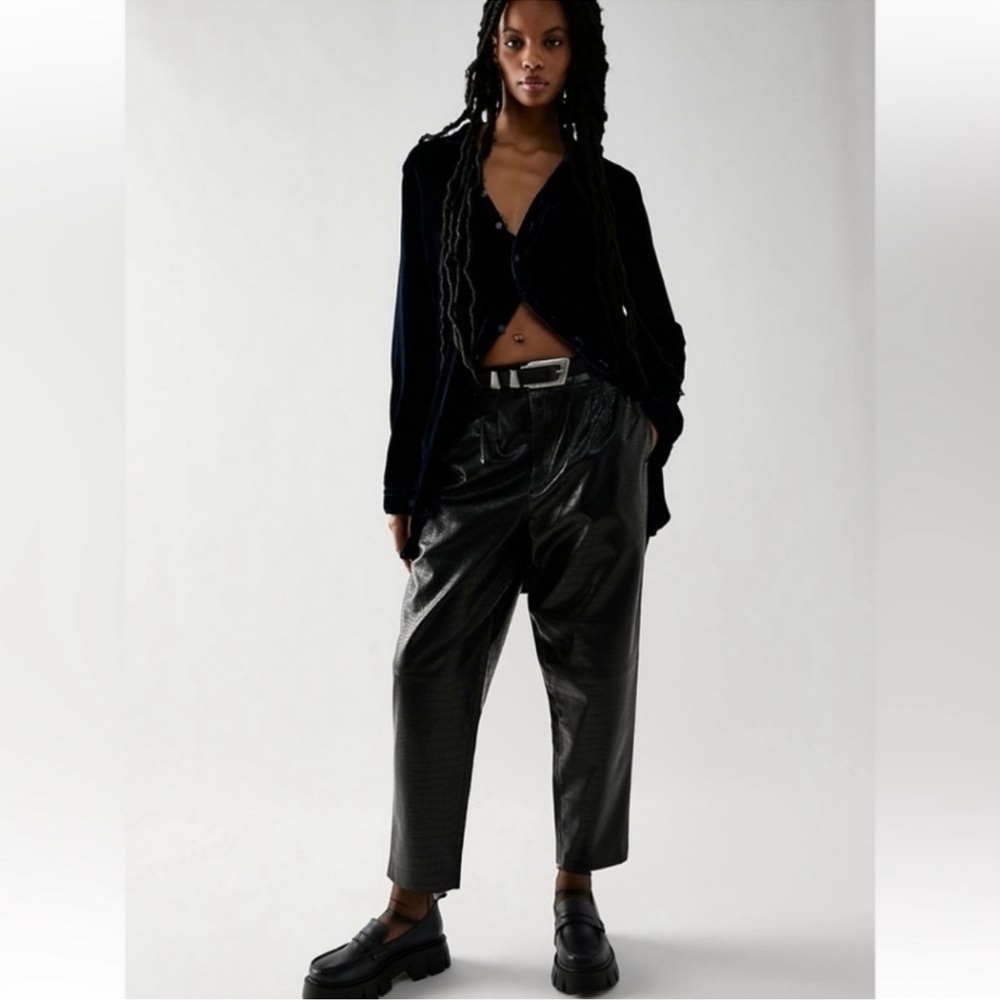 NWT Blank NYC Black Faux Leather Croc Embossed Taper Leg Pants Size 28 - Picture 2 of 11